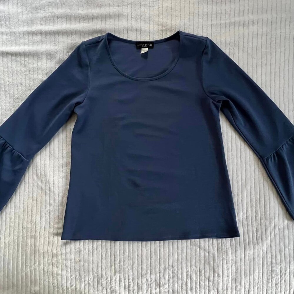 Women's Size Medium  Solid Blue Long Sleeve Pullover
